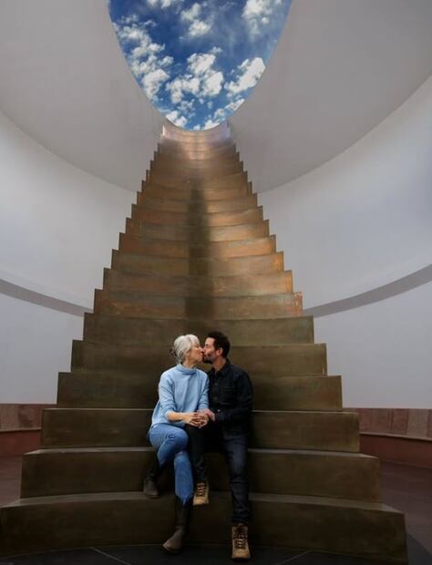 Keanu Reeves y su novia en una exposición artística. Foto: Instagram oficial.