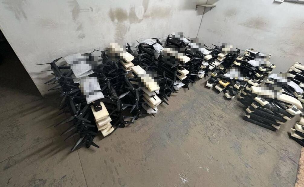 Vista de drones almacenados antes de ser transportados al remolque de un camión de gran tonelaje desde el que fueron activados a control remoto y lanzados contra aeródromos militares en cinco regiones rusas, incluido las siberianas Irkutsk y Amur, a más de 6.000 kilómetros de Ucrania. Según informó el Servicio de Seguridad de Ucrania (SBU), fueron alcanzados más de 40 aviones en el marco de la operación Telaraña, lo que fue confirmado por blogueros militares rusos como Rybak, que informó sobre la destrucción de varios bombarderos Tu-95M. Foto: EFE