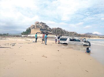 Crónica. El agua separó a la pareja; ahora ella lo busca en arroyos