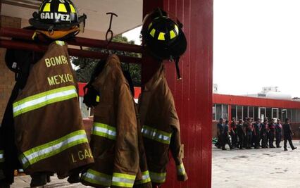 Bomberos apagan incendio frente a Cuatro Caminos, en Naucalpan