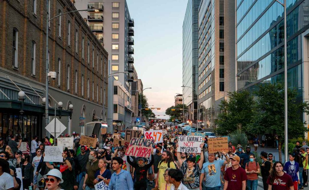 La gente marcha por el centro de Austin, Texas, durante la manifestación "ICE Out of Austin" el 9 de junio de 2025. La gente se reunió durante una protesta de emergencia contra las redadas y deportaciones del Servicio de Inmigración y Control de Aduanas (ICE) en Los Ángeles. Se prevén manifestaciones a nivel nacional en solidaridad con Los Ángeles esta semana, mientras el presidente Donald Trump continúa los preparativos para enviar agentes policiales adicionales para apoyar las redadas del ICE en California. Foto: AFP