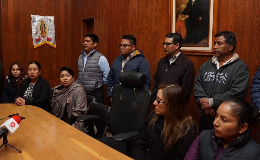 Autoridades municipales y diputados federales. Foto: Edwing Hernández/EL UNIVERSAL