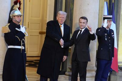 Efusivo saludo de Donald Trump a Emmanuel Macron en reapertura de Notre Dame; “el mundo se está volviendo loco”, dicen