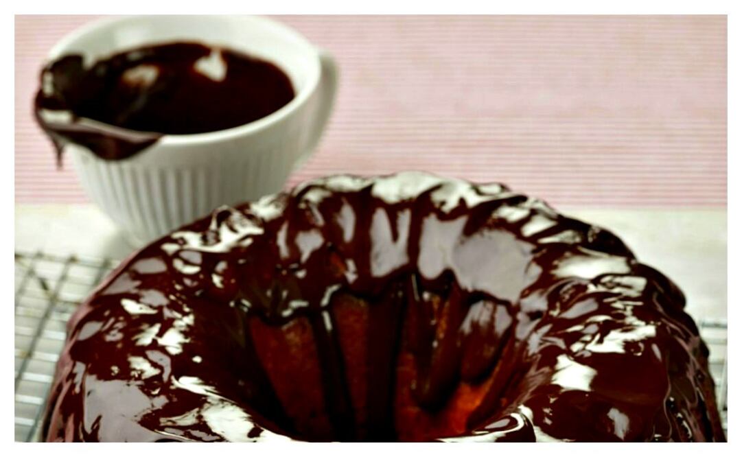 Bundt de limón con glaseado de chocolate