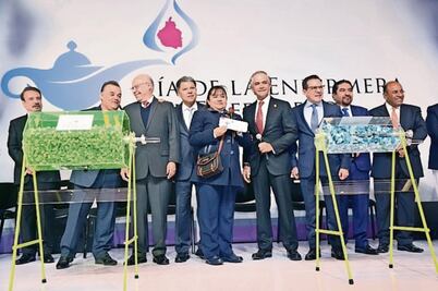 Celebran a enfermeras con rifa de cuatro autos