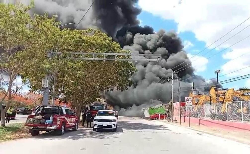 Voraz incendio en una bodega en Yucatán (09/06/2025). Foto: Especial