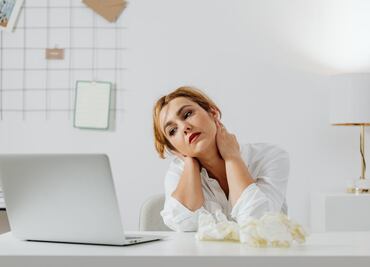 ¿Qué es el Text neck y cómo evitar el dolor en la columna cervical?