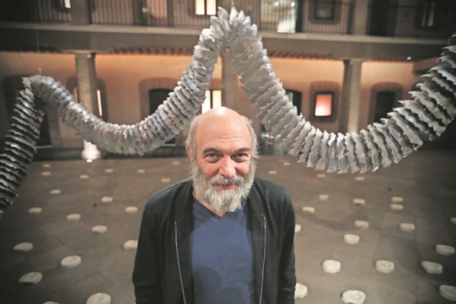Carlos Amorales crea el monstruo de la pandemia: "La serpiente de los días"