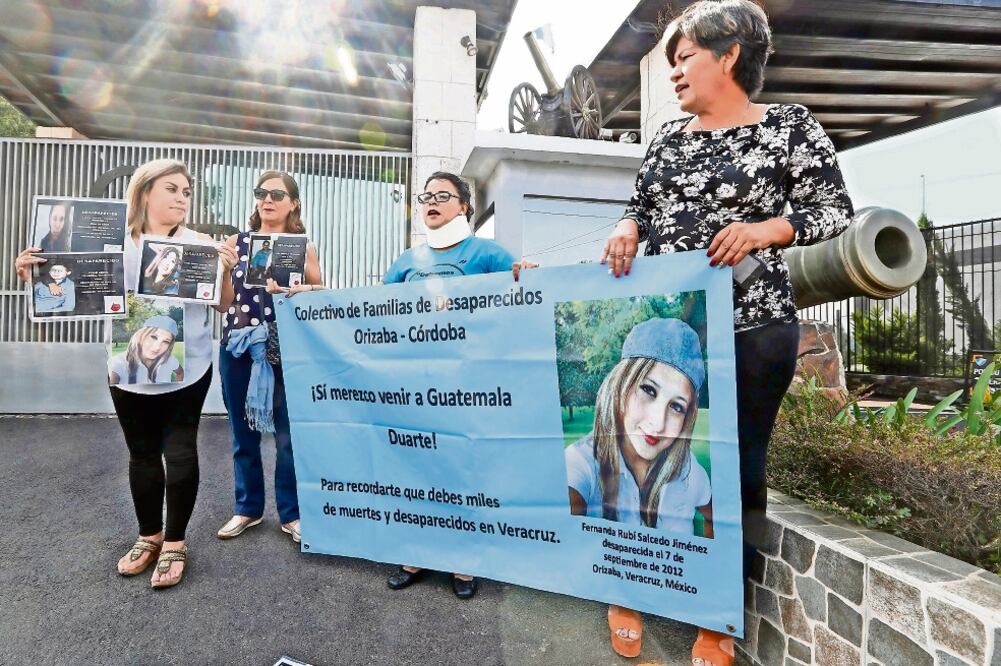 Manife stación. Familiares de desaparecidos durante protesta afuera del penal en Guatemala, donde Duarte estaba preso en 2017 (ARCHIVO EL UNIVERSAL)