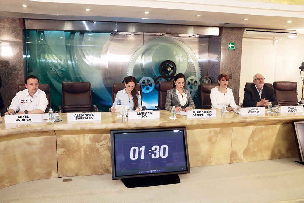 Al debate acudieron Héctor de Mauleón (moderador), Purificación Carpinteyro (NA), Mariana Boy (PVEM), Mikel Arriola (PRI), Lorena Osornio (independiente), Heidi Osuna (moderadora) y Marco Rascón (Partido Humanista). (ALEJANDRA LEYVA. EL UNIVERSAL)