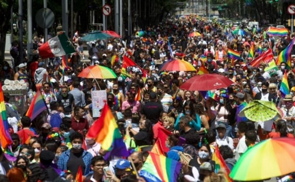 Crónica. Marchan por el orgullo con alegría, reclamos por injusticias... y también con cubrebocas
