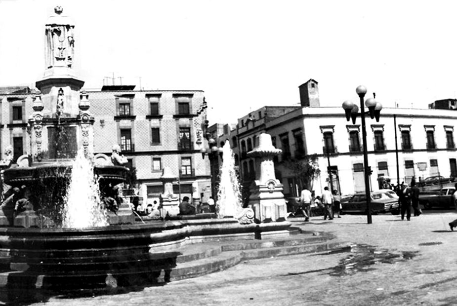 La esquina de República Argentina y República de Guatemala, desde de la fuente de Fray Bartolomé de las Casas, en una imagen de 1974. Los edificios del lado derecho fueran demolidos por las excavaciones del Templo Mayor, entre ellos se aprecia en la esquina el de la Antigua Librería Robredo. A la izquierda está la Casa de las Ajaracas. Colección Villasana.
