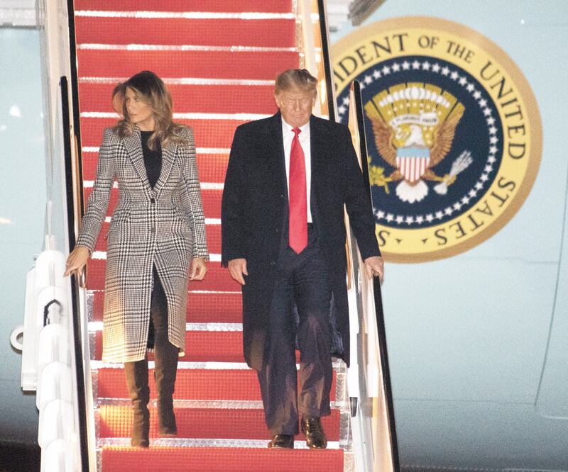 El presidente estadounidense, Donald Trump, ayer con la primera dama, Melania, en la Base de la Fuerza Aérea Andrews, en Maryland. Foto: KEVIN WOLF. AP