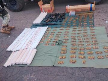 Detienen a cinco y decomisan armas