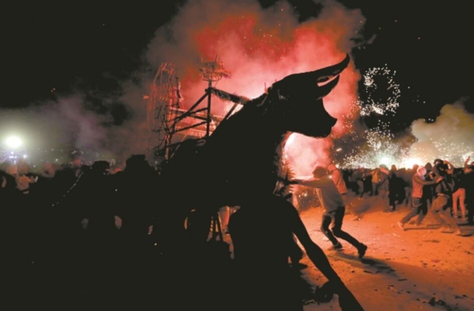 Fuego que alumbra la noche en Tultepec