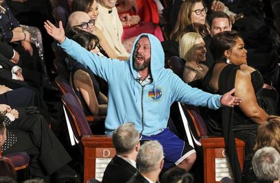 Adam Sandler se vuelve viral por llegar a los Oscar en shorts y sudadera