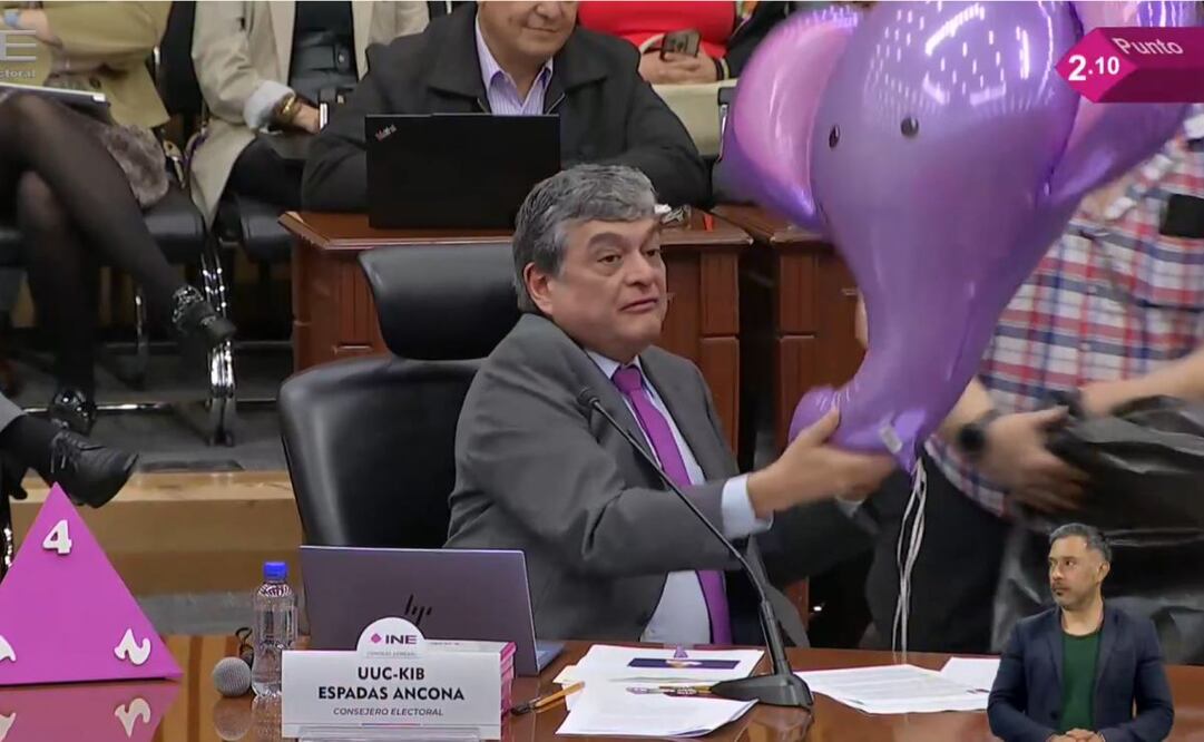 El consejero Uuc-kib Espadas sacó un globo de elefante, minimizando al "elefante en la sala" al que hizo referencia un consejero por el uso de acordeones en la elección judicial. Foto: Captura