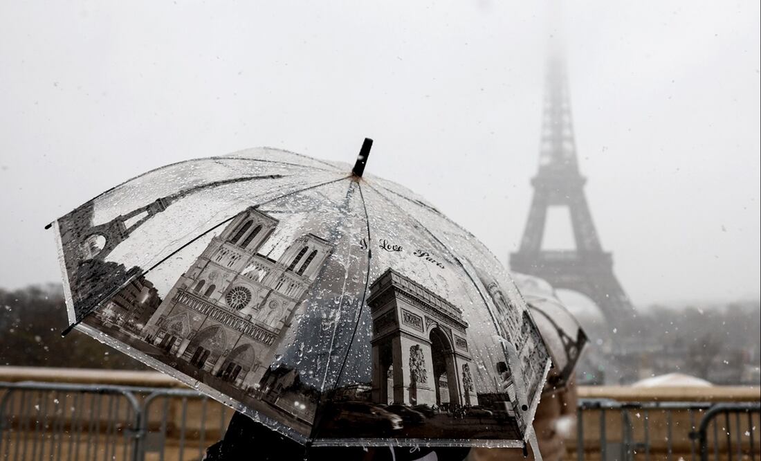 El temporal de nieve y viento que ha atravesado Francia este jueves ha provocado la anulación del 10 % de los vuelos del aeropuerto de París Roissy-Charles-de-Gaulle, retrasos en trenes y carreteras y el cierre temporal de la torre Eiffel. Foto: EFE
