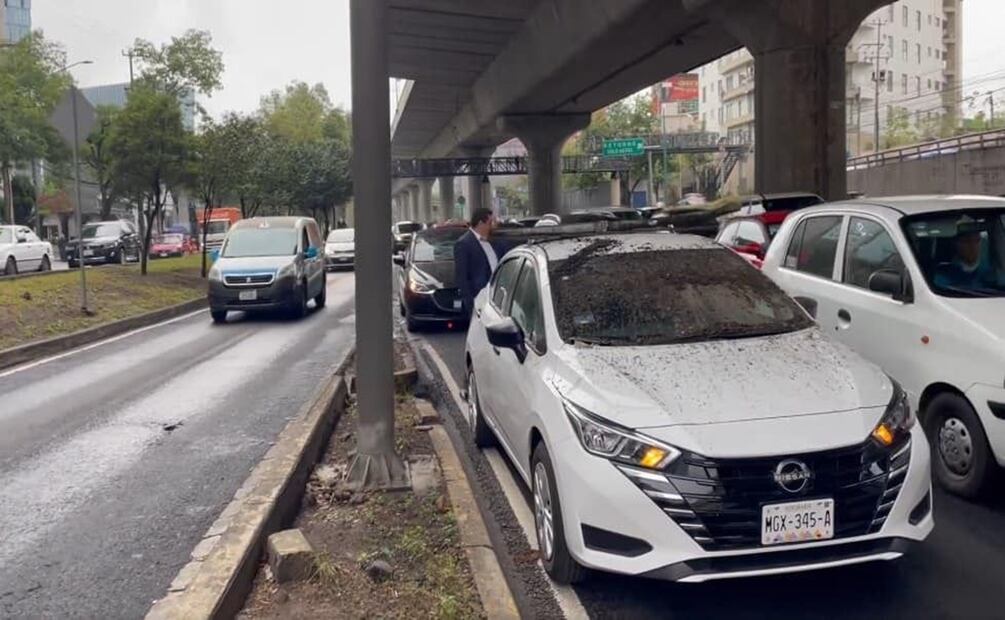 Se desprende una canaleta del Segundo Piso de Periférico a la altura de la avenida Luis Cabrera. Foto: Juan Carlos Williams