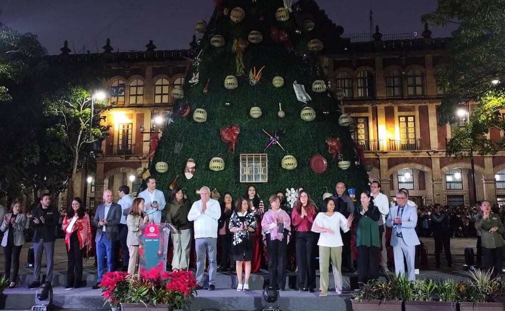 Margarita González encendió el Árbol de Navidad instalado en el zócalo de Cuernavaca. Foto: Especial