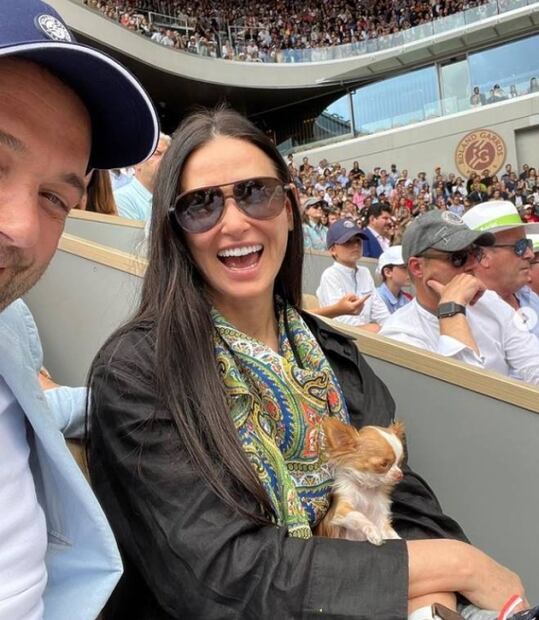 Demi Moore entra al Museo del Louvre con su perrito y la critican en redes