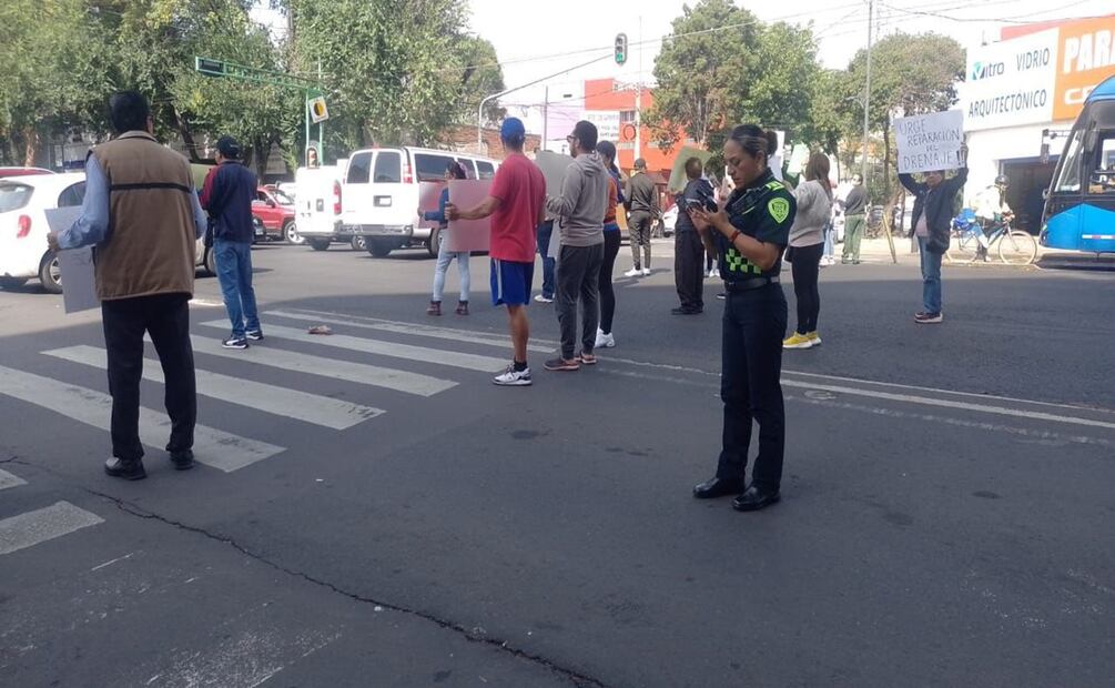 Vecinos de la colonia Obrera bloquean Eje Central; exigen a SACMEX reparar drenaje y denuncian omisión. Foto: Especial