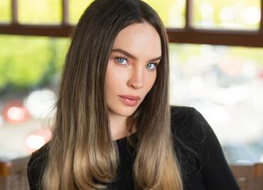 El look de Belinda en la nueva portada de Elle: camisa, corbata y tacones
