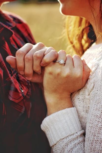 Pierde su anillo de bodas al caerse por el inodoro, lo recupera 20 años después