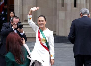FOTOS: Claudia Sheinbaum llega a Palacio Nacional y una multitud ya la espera en el Zócalo