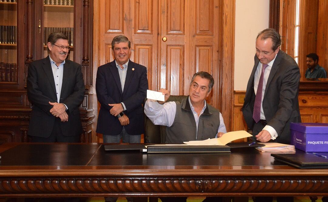 El gobernador Jaime Rodríguez Calderón firma el documento de presupuesto 2020. Foto: Emilio Vásquez / EL UNIVERSAL