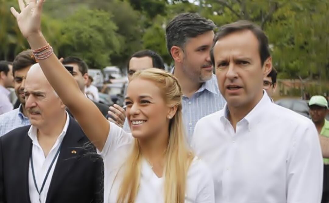 Lilian Tintori, the wife of arrested opposition leader Leopoldo López, claims victory. (Foto: Reuters)