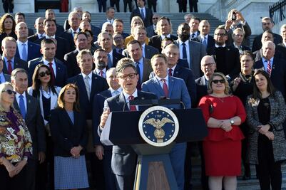 Trumpista, defensor del muro: así es Mike Johnson, nuevo presidente de la Cámara Baja