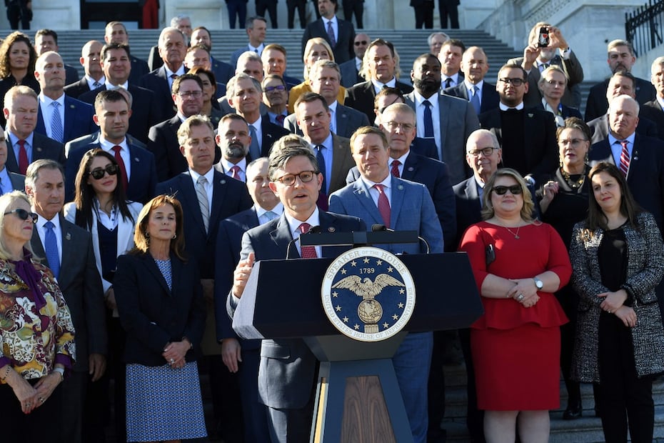 Mike Johnson, presidente de la Cámara de Representantes de Estados Unidos, da un mensaje, en las escaleras del Capitolio. FOTO: OLIVIER DOULIERY. AFP