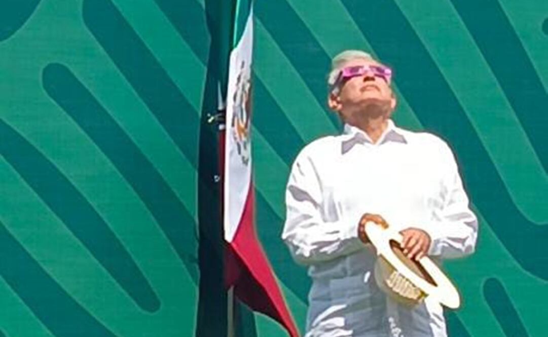 AMLO observa el eclipse solar en Mazatlán. Foto: Especial