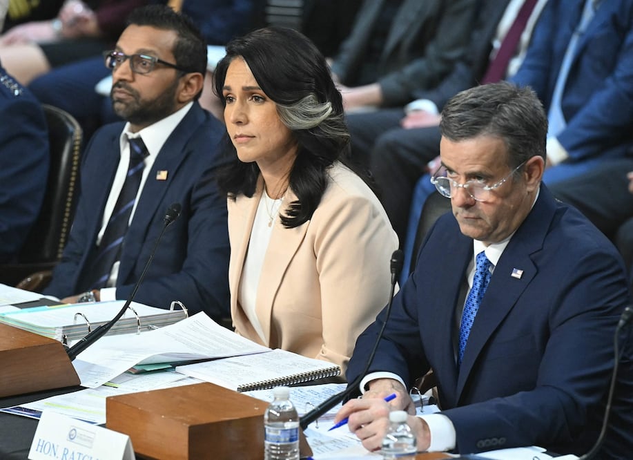 El director del FBI, Kash Patel; la directora de Inteligencia Nacional, Tulsi Gabbard; y el director de la CIA, John Ratcliffe, testifican ante la audiencia del Comité de Inteligencia del Senado sobre "Amenazas Mundiales", en el Capitolio, en Washington. Foto: AFP