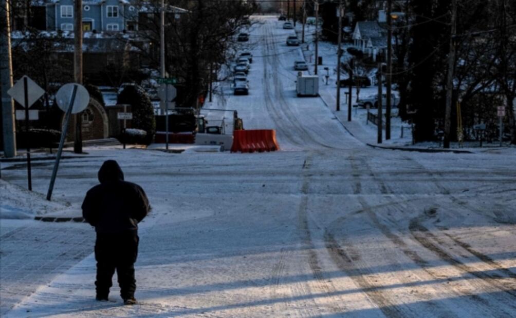 Gran tormenta de EU deja a miles de personas sin luz y sin poder volar