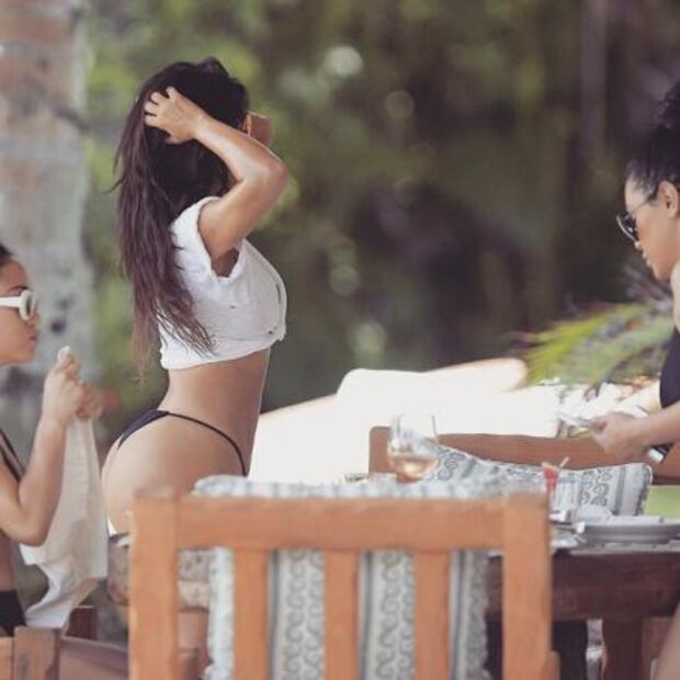 Kim Kardashian muestra sus bronceadas curvas