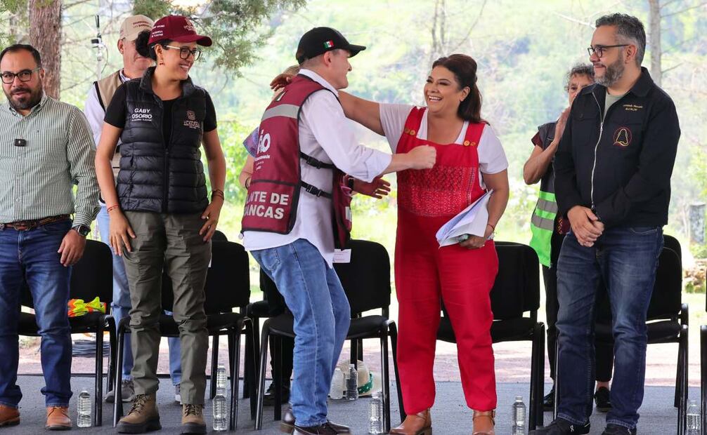 Al realizar labores de saneamiento de la barranca Tarango, en Álvaro Obregón, la mandataria capitalina presentó diversas acciones para la restauración y limpieza de estas zonas. Foto: Especial.