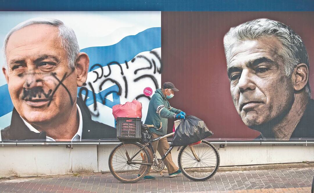 Propaganda en la que se muestra al primer ministro Benjamin Netanyahu, a la izquierda, y al líder del partido de oposición, Yair Lapid, en Ramat Gan, en Israel, en marzo pasado. Foto: Oded Balilty/ AP. 