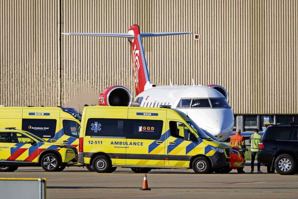 Un segundo avión que se cree transportaba a un pasajero enfermo del crucero MV Hondius, afectado por el hantavirus, llegó al aeropuerto de Schiphol. Foto: Michel Van Bergen/ AFP