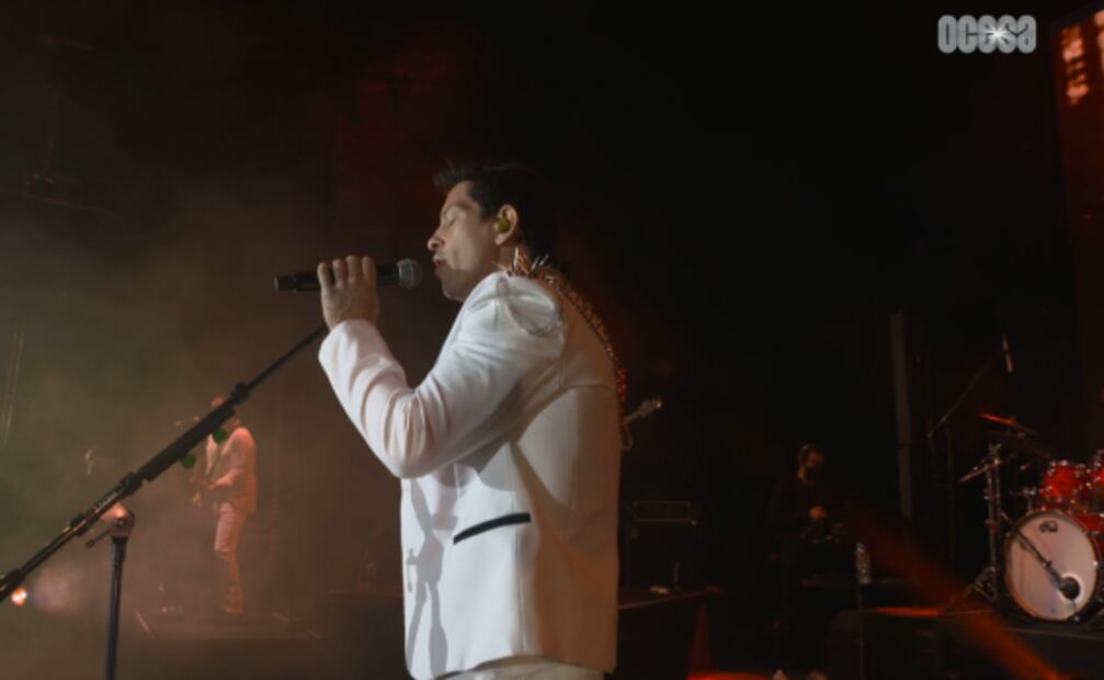 Yahir se luce con sus fans en autoconcierto
