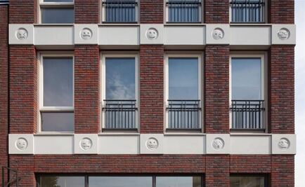 Arquitecto decora con emojis un edificio