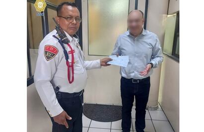 Policía capitalino encuentra cheques que sumaban casi 50 mil pesos, los cuida y los regresa