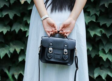 Cómo eliminar manchas de tus bolsos de cuero