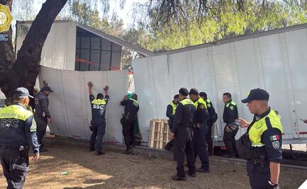 Contenedor de tráiler se parte y queda varado en la calzada Ignacio Zaragoza; unidad transportaba 26 toneladas de loseta