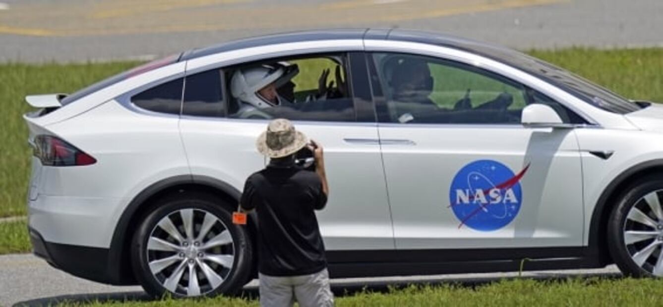 Así se despidieron los astronautas de la Crew Dragon al despegar