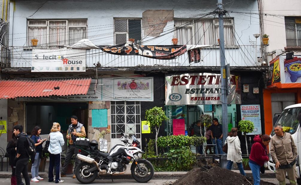 En el número 959 de avenida Revolución se evacuó un edificio que presentó afectaciones graves como consecuencia de los sismos que se han registrado en los últimos días. Fotos: Abril Angulo / EL UNIVERSAL