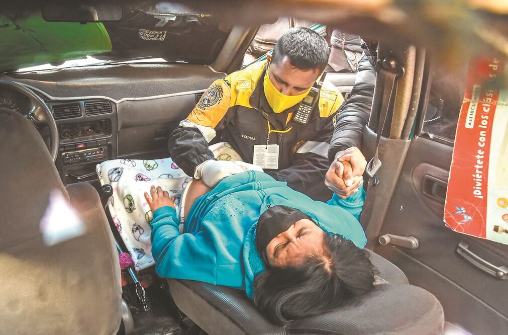 Un agente de tránsito intentó auxiliar a la joven en la labor de parto dentro de un automóvil. ARMANDO MARTÍNEZ. EL UNIVERSAL