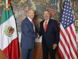 Canciller De la Fuente y embajador Ronald Johnson convienen llevar relación bilateral de cooperación y respeto; tienen su primer encuentro