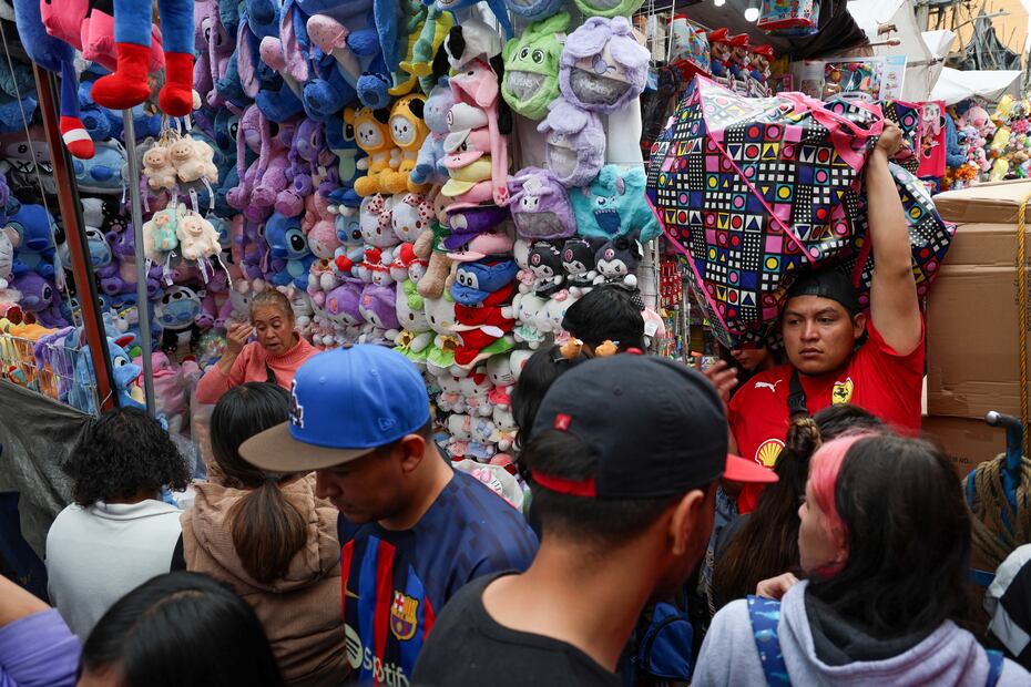 Los Reyes pueden encontrar desde motos, patines, bicis eléctricas, hasta pelotas, muñecas, súper héroes, tenis y ropa. (Foto: Luis Camacho/ EL UNIVERSAL)